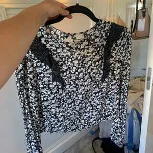 Gina blus storlek 36 - Blommigt, svart, vit