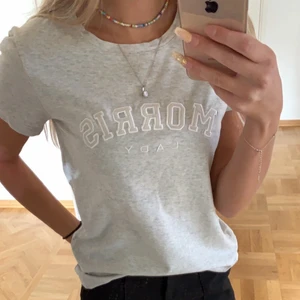 Morris t-shirt strl xs - 🌸Fin morris t-shirt använd några gånger men är i väldigt fint skick, säljs p.g.a att den ej kommer till användning längre.            💕Skriv vid frågor 