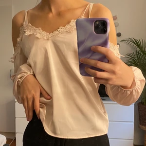 Topp - En gullig topp i storlek XS. Frakten är inräknat i priset 