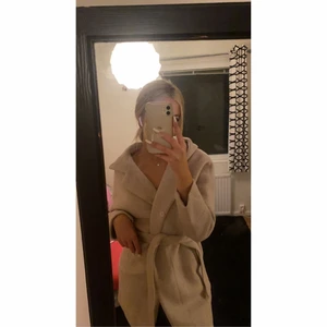Beige kappa - Denna jacka kommer från garoff och är i storleken S. Den kommer med ett band som man kan knyta runt midjan och den går att knäppa med knappar, har använt någon enstaka gång och sedan inte fått användning av den. Köpte den för 799kr och säljer för 300 + frakt kostnad. Pris kan diskuteras 