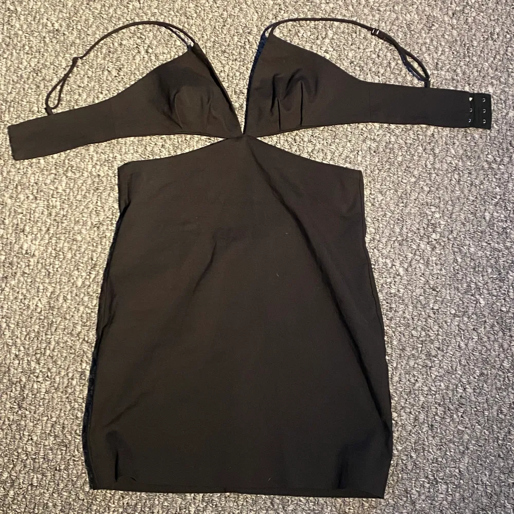 Säljer denna svarta klänningen med cut outs från Zara🖤🖤den perfekta nyårs klänningen. Klänningar.
