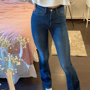 Jeans - Super fina bootcut jeans köpta på bubbleroom. Använda ett fåtal gånger, superfint skick 💕