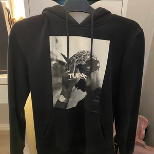 Tupac hoddie - Helt oanvänd ENDAST testad. Nypris 700 kr, storlek S/M. Frakt tillkommer. Buda 💕💕