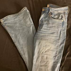 Blåa utsvängda jeans i ganska nytt skick 
