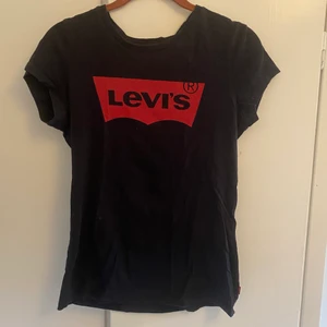 Levi’s t-shirt - Vanlig snygg svart tröja från levi’s. Lite mer använd än de andra och har tappat färgen lite vid tvätt. Säljer pga för liten storlek. Köp alla för 4 för 400kr+frakt. Står xs men skulle säga att den passar s också. Priset kan diskuteras<3