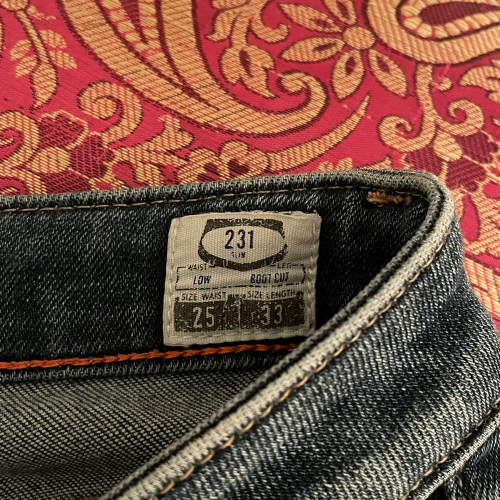 Crocker jeans i storlek w25 l33, bootcut modell! Supersnygga och bra skick!💘 (!dom är en aning blåare än på bilderna!) Dom är lågmidjade! Innerbensläng : 79cm Midjemåttet : 75cm 😇Buda eller köp direkt för 350kr😇. Jeans & Byxor.