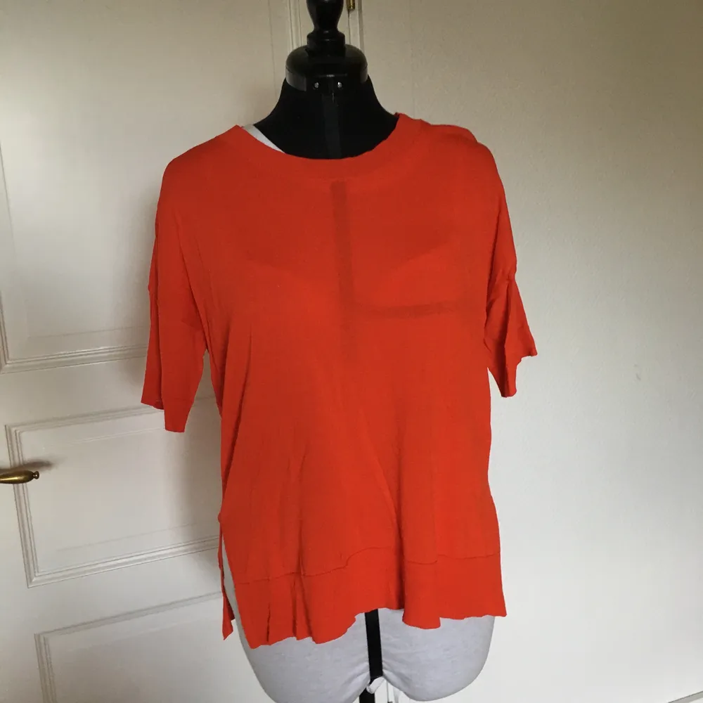 Så snygg orange topp från Selected femme. Säljer då den inte kommer till användning. Kan mötas upp i Göteborg eller så står köparen för frakt!. T-shirts.