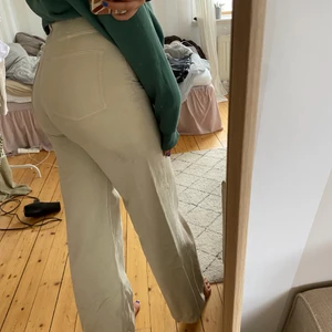 Beige jeans från weekday, snygg passform - Jättesnygga jeans från weekday, sitter jättebra ordinariepris 500