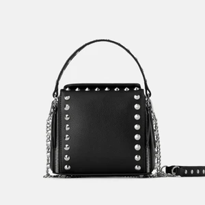 Väska - Säljer denna skitsnygga väska från zara med nitar, inte använd mycket alls💕