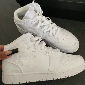 Jordan 1 - ALL WHITE - JORDAN 1, strl 40. Cond: DSWT. Bud fr 1000kr. Avhämtning samt frakt är möjligt! 