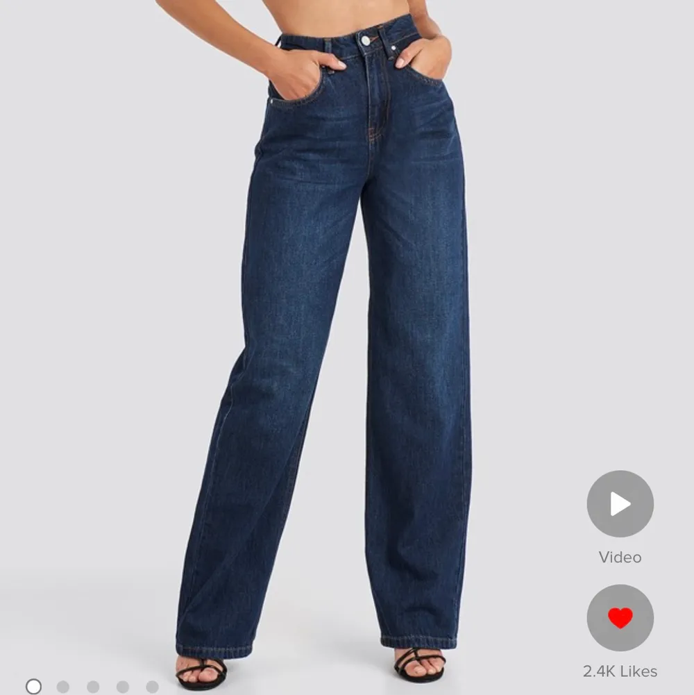 Blå jeans från NA-KD, Använda fåtal gånger! :) vid intresse kan jag skicka bilder med dom på. . Jeans & Byxor.