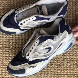 Vintage Saucony - Vintage sneakers, slitna så säljer billigt! Frakt 66kr eller hämtas i Solna🧡 står 39 men passar 37.5 