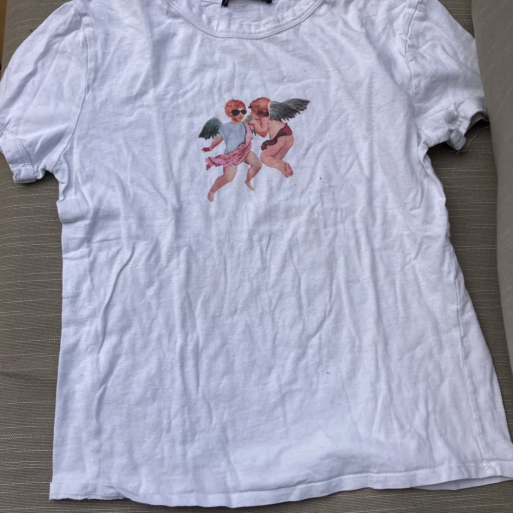 Säljer denna supersöta tshirt med ett tryck av änglar! Köptes från zara för 69 kr tror jag och säljer nu för 39 kr inkl frakt! ☺️💕. T-shirts.