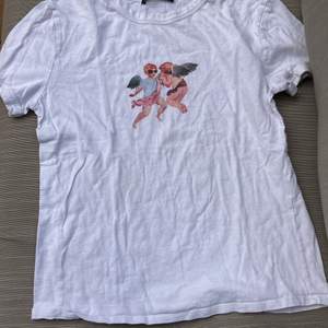 Säljer denna supersöta tshirt med ett tryck av änglar! Köptes från zara för 69 kr tror jag och säljer nu för 39 kr inkl frakt! ☺️💕