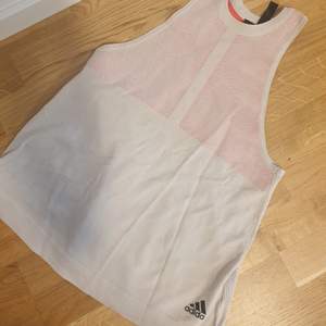 Snyggt tränings-linne från Adidas (Stella McCartney) och är helt oanvänd! 🧡