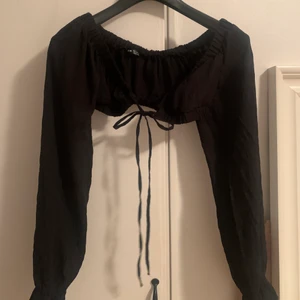 NY snygg topp - Säljer denna snygga topp. Helt ny, aldrig använd. Storlek S. Fråga om de något ni undrar över💕💕💘