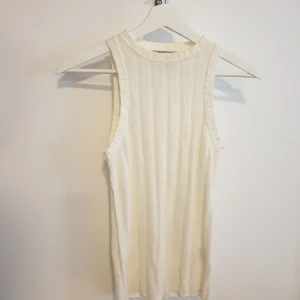  - Stickad snygg topp från H&M senaste kollektionen. Helt oanvänd, skönt material i vanilj-vitt💛