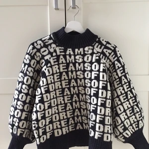 Svart- & vit mönstrad stickad tröja - Jättemysig mönstrad stickad tröja med hög krage och texten DREAMSOFDREAMS över hela tröjan. Från H&M i storlek M men passar säkert S och L. Kontakta mig vid intresse eller bild på hur den sitter på❤️ Frakt tillkommer.