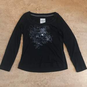 Ascool svart långärmad tröja med fint tryck👍 Köpt på second hand för ett tag sen men har inte kommit till användning :(. Storleken är XL men känns som M 💗 köparen står för frakt 😁
