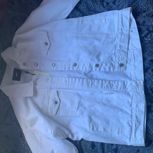 Vit Jeans jacka - En vit jeans jacka från bikbok som jag aldrig använt då den inte har passat mig. Den är helt ny, som ni ser så är prislappen kvar. Storlek L