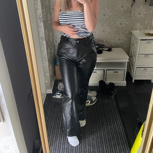 Svarta skinnbyxor - Jag säljer nu mina svarta skinnbyxor eftersom dom inte passar. Det är storlek M men är alldeles förstora för min smak så det passar dom som vanligtvis har L. Använda 1 gång. 