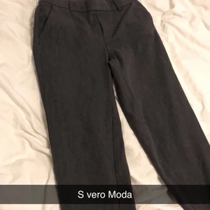Gråa kostymbyxor  - Säljer dessa gråa kostymbyxor ifrån Vero Moda. Väldigt fina på kroppen och sitter inte så tight!! Passar till väldigt mycket och är super bekväma😍