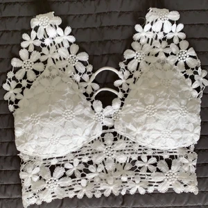 Vit bh/topp strl s - 🌸vit topp/bh från shein, går att använda som vilket som! Aldrig använd. Säljes p.g.a den ej kommer till användning. 💕skriv vid frågor/ priset kan diskuteras 