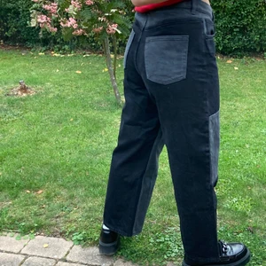 Monki Jeans - Jeans från Monki. Använda 3 gånger, som nya. Storlek: 30. Midjemått: 77cm. Innerbenslängd: 63cm. Köparen står för frakten. 59kr + 79kr