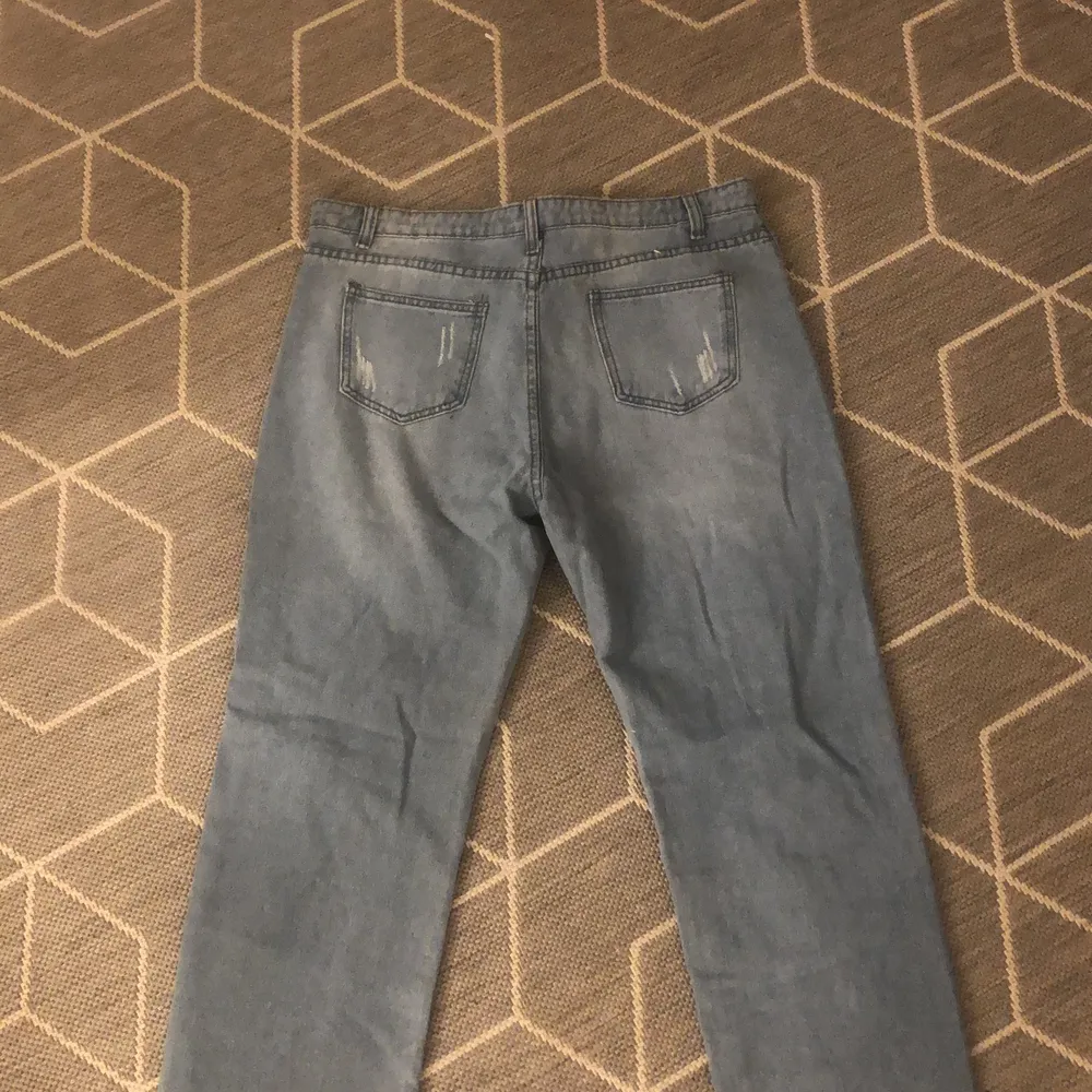 Blåa vida jeans med hål i, köpta från SHEIN, aldrig använda för att jag fick fel storlek . Jeans & Byxor.