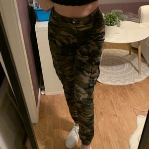 Militärbyxor  - Säljer dessa skit snygga högmidjade militär byxor i storlek S ifrån madlady! 😍 (Jag är en 1.70cm lång)
