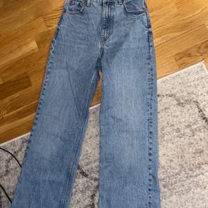 Jätte fina blå högmidjade jeans från zara. Har tyckt om dem jätte mycket men måste sälja för att dem blivit för små. Dem är lite sönder där bak men går fortfarande bra att använda förutom om man vill ha bälte. Har klippt dem där nere också, jag är 163 och dem går ner till fötterna på mig. 