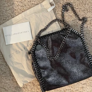 Stella Mccartney mini kopia - Helt ny väska från  Stella McCartney. Obs! Väskan är fejk men exakt lika fin som en äkta. Kan skicka mer bilder om så önskas. Skickar med spårbart efter betalning . Alltid 2 dagar ångerrätt. Då betalar du returen och jag måste ha spårbart så jag ser att du har lämnat in paketet . Väskan får ej säljas vidare som äkta! Kan mötas i Göteborg! 