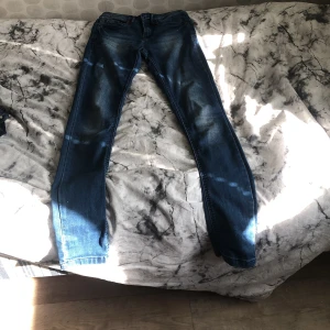 Ljusa vanliga byxor - Det är vanliga jeans byxor 