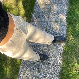 Beiga byxor  - Super sköna högmidjade byxor från HM! Storlek 38 🤠 