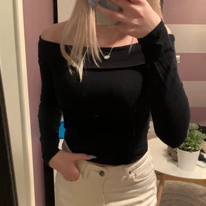Långärmad tröja - Säljer denna svarta långärmade tröjan ifrån Miss Selfridge i storlek 34, jättesöt och enkel tröja💓 