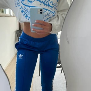 Adidas byxor - Snygga lågmidjade träningsbyxor från adidas. Det finns dragkedjor vid smalbenet som kan justera hur byxorna ska sitta längst ner. Alltså helt tighta eller lite utsvängda!! Säljer då de inte kommer till användning och sitter för tight på mig. Känns som en XS då modellen är väldigt liten i passformen🥰💞💞