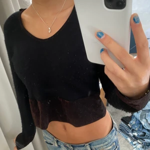 Stickad svart tröja - En lite croppad svart mysig tröja som jag köpt second hand! Längst ned och längst ut på armarna är det ett röd-glittrigt superfint tyg❤️ köpt secondhand så vet tyvärr inte vart den kommer ifrån