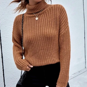 Stickad tröja  - Stickad tröja beige/brun färg med polo i fint skick använd 2 gånger storlek L