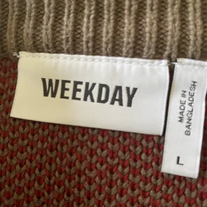 Brun tröja - Tröjan är från weekday och jag kan säga den är helt som ny. Sicka skulle jag säga är 8/10