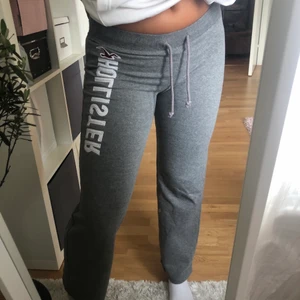 Hollister mjukis - Gråa sköna mjukisbyxor från hollister. Säljer för att de är lite korta och lite för små för mig. Jag är 1,69.