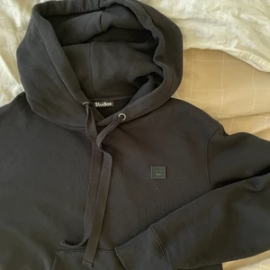 Svart Acne Hoodie  - Som ny!!! Andvänd väldigt få gånger! Köpt för 2500 kr ☀️ Storlek XS men känns som S. Köparen står för frakt👍🏼