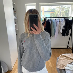 Sweatshirt  - En superfin grå tröja med ett litet rött hjärtat. Storlek S. Köparen står själv för frakten❤️