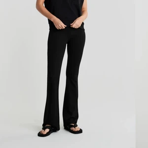 Bootcut byxor - Säljer mina jättesköna byxor från Gina tricot, dem är i storlek S och är den korta modellen💕