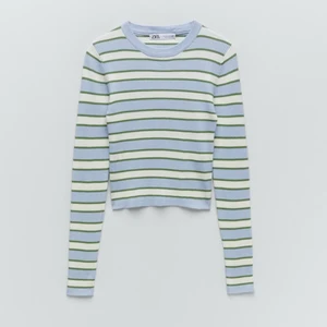 Randig tröja  - Säljer denna fina randigs tröja från zara!! Storlek S men skulle säga att den passar allt mellan XS-M. Perfekt till hösten🤩