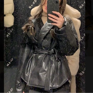 Skinn jacka  - Skit snygg höst skinn- jacka/kavaj. Säljer då den är för stor för mig som brukar ha strlk 32/34. Super fint skick bara använd ca 2 gånger. Går att knäppa med två knappar men den ena saknas och var så när jag köpte den, men finns ett bälte till som man kan knyta ihop den med som på mina bilder. Skriv privat för frågor eller fler bilder💕