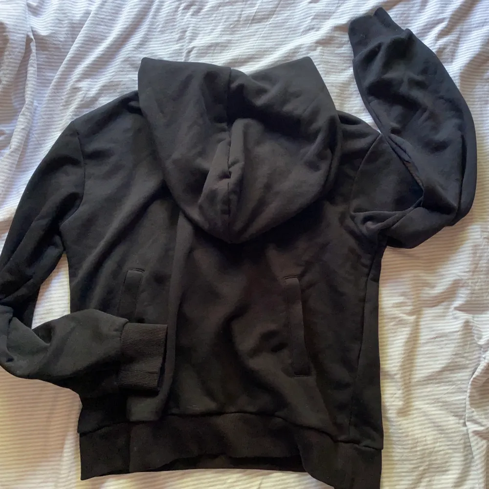 Svart hoddie från NA-KD. Helt ny och jätte mysig hoodie <3                                                                                                                                                Köp direkt för: 200kr. Hoodies.