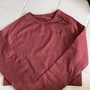 Jätte skön träningströja  - Säljer nu denna skit sköna träningströjan, den passar typ s-l men tror det är strl m på den, endast använd 1 gång 😊 Men verkligen super fin och skit skön! Säljer du jag inte är ett så stort fan av att de sitter så tajt. Tar endast swish 