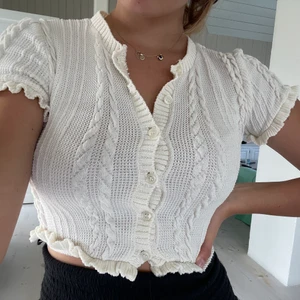 Supersöt stickad topp från zara  - Jättefin stickad topp från zara , säljer då den inte kommer till användning för mig ☺️