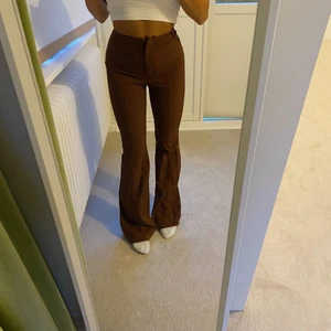 Byxor - Superfina byxor från monki! Endast använda 1 gång och säljer för att dom är lite för långa för mig (är 155cm)💖 Köparen betalar för frakt, buda!💘