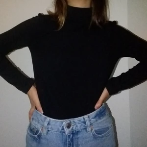 Svart polotröja/turtleneck - Fin turtleneck från Humana som inte kommer till användning. Står L/XL i den men jag utgår ifrån att det är barnstorlek eftersom den passar precis som en XS/S damstorlek på mig. Skriv för frågor eller fler bilder!